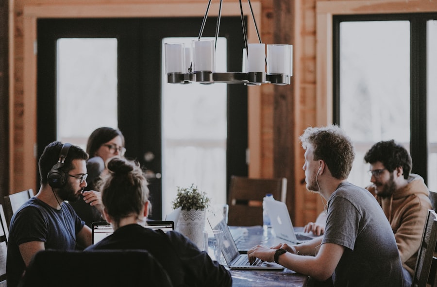 Partner besprechen gemeinsam die Zusammenarbeit in der Immobilienbranche