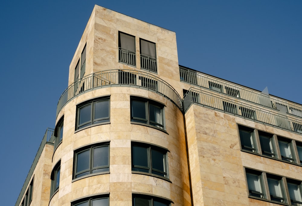 Moderner Wohnungsneubau mit Balkonen und Dachterrasse als Kapitalanlage